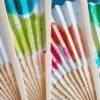 Éventails en papier, peints à la main avec support en bois naturel
