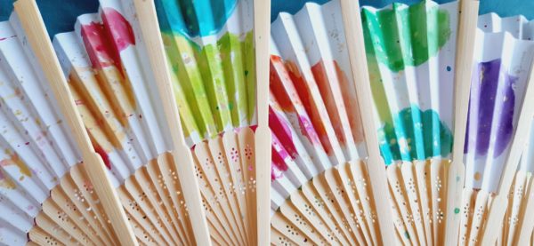Éventails en papier, peints à la main avec support en bois naturel