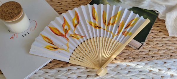 Éventail au feuillage jaune orangé