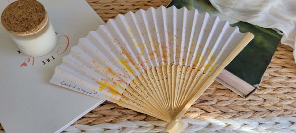 Éventail avec des taches de peinture jaune orangé