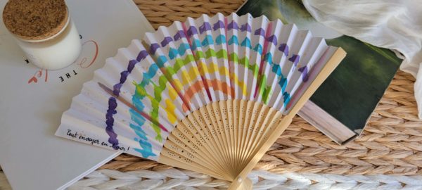 Éventail avec un arc-en-ciel enfantin