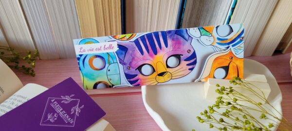Marque-page La vie est belle, illustration masques animaux peints à l'aquarelle au recto et un fond violet foncé au verso