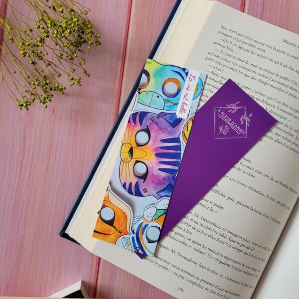 Marque-page La vie est belle, illustration masques animaux peints à l'aquarelle au recto et un fond violet foncé au verso