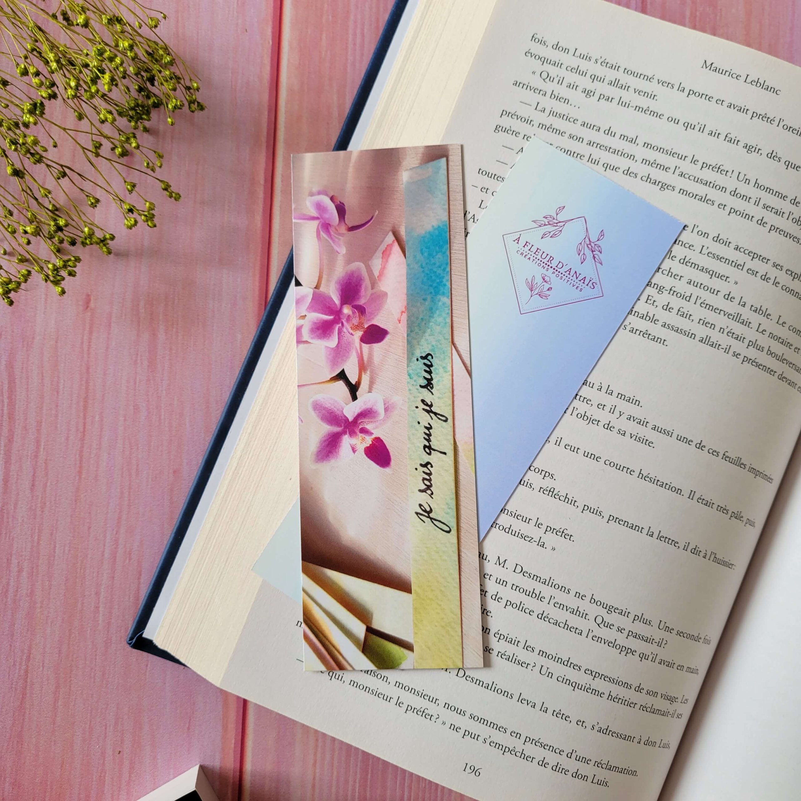 Marque-page Je sais qui je suis, photographie d'une orchidée au recto et un fond dégradé bleu pastel au verso